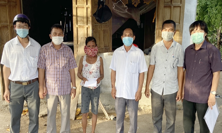 Ông La Văn Nghĩa (thứ ba, từ phải qua), Phó Trưởng Ban Dân tộc tỉnh thăm hỏi, động viên, trao tiền hỗ trợ cho một gia đình có người nhiễm Covid-19 tại huyện Sơn Hòa