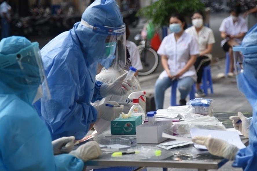 Cán bộ y tế lấy mẫu xét nghiệm Covid-19 tại Bệnh viện Việt Đức. Ảnh: Hoàng Lê