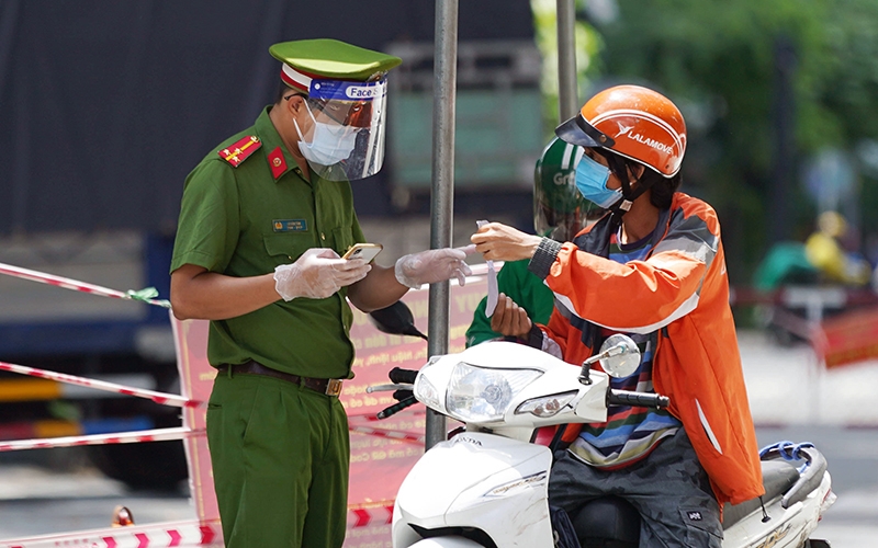 Công an TP. Hồ Chí Minh kiểm tra thông tin khai báo y tế của người dân.
