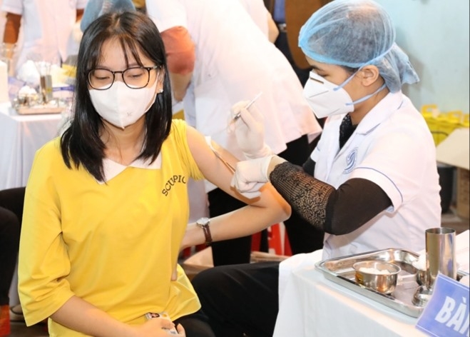 Ngành Y tế tỉnh Ninh Bình phấn đấu đến hết ngày 31.10 sẽ tiêm xong mũi 1 cho 100% học sinh THPT và học viên tại các Trung tâm GDTX-GDNN trên địa bàn tỉnh. Ảnh: NT