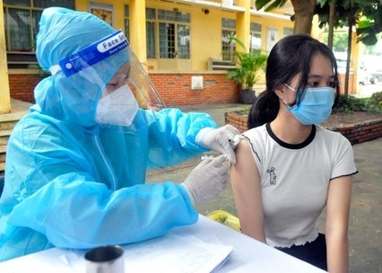 Sau 4 ngày triển khai tiêm vaccine phòng COVID-19 cho trẻ từ 12-17 tuổi, đến nay TP. Hồ Chí Minh đã có tổng số hơn 352.000 trẻ từ 12/17 tuổi được tiêm. 