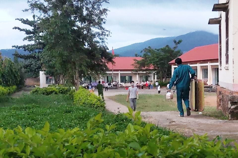 Lực lượng chức năng tiến hành phong tỏa Trường tiểu học Nguyễn Viết Xuân, truy vết người nhiễm Covid-19