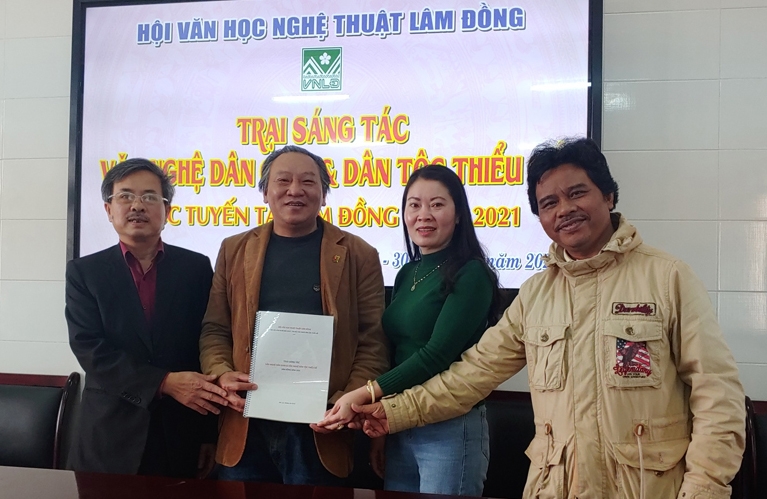 Trao bản thảo tác phẩm của trại viết cho lãnh đạo Hội Văn học Nghệ thuật Lâm Đồng
