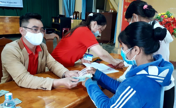 Hội Chữ thập đỏ Lâm Đồng tổ chức trao tiền vốn hỗ trợ sinh kế cho 70 phụ nữ DTTS tại 2 xã B’Lá và Lộc Nam 