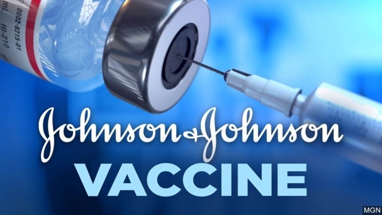 Hãng dược phẩm Johnson & Johnson thông báo đã gửi dữ liệu lên Cơ quan Dược phẩm và Thực phẩm Mỹ (FDA) để xin cấp phép sử dụng khẩn cấp mũi tiêm tăng cường vaccine COVID-19 đối với người từ 18 tuổi trở lên. (Ảnh: AP) 