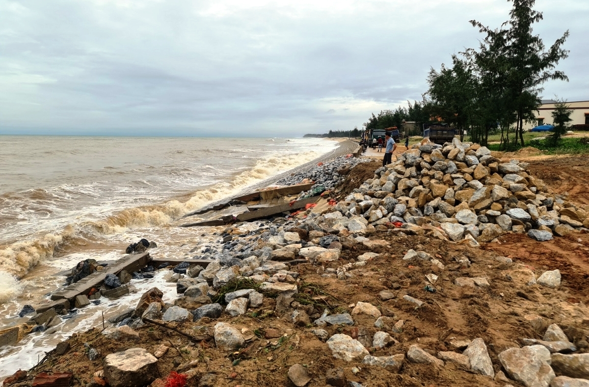 Đoạn kè ven biển xã Nhân Trạch, huyện Bố Trạch, tỉnh Quảng Bình bị sóng đánh sập