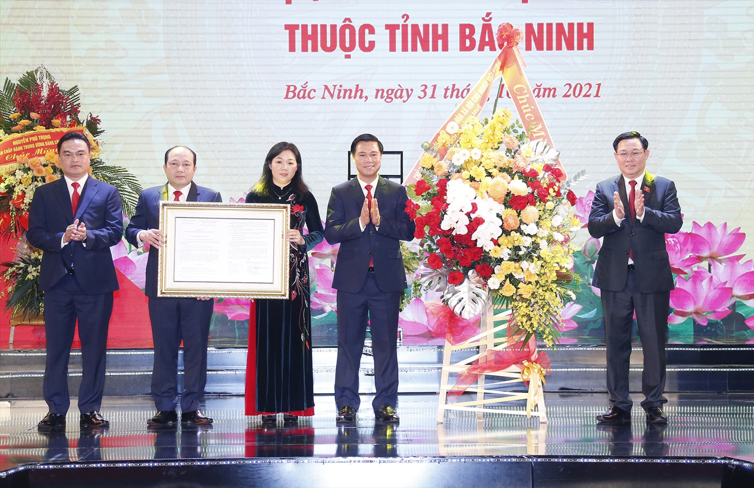 Chủ tịch Quốc hội trao Nghị quyết thành lập thành phố Từ Sơn thuộc tỉnh Bắc Ninh