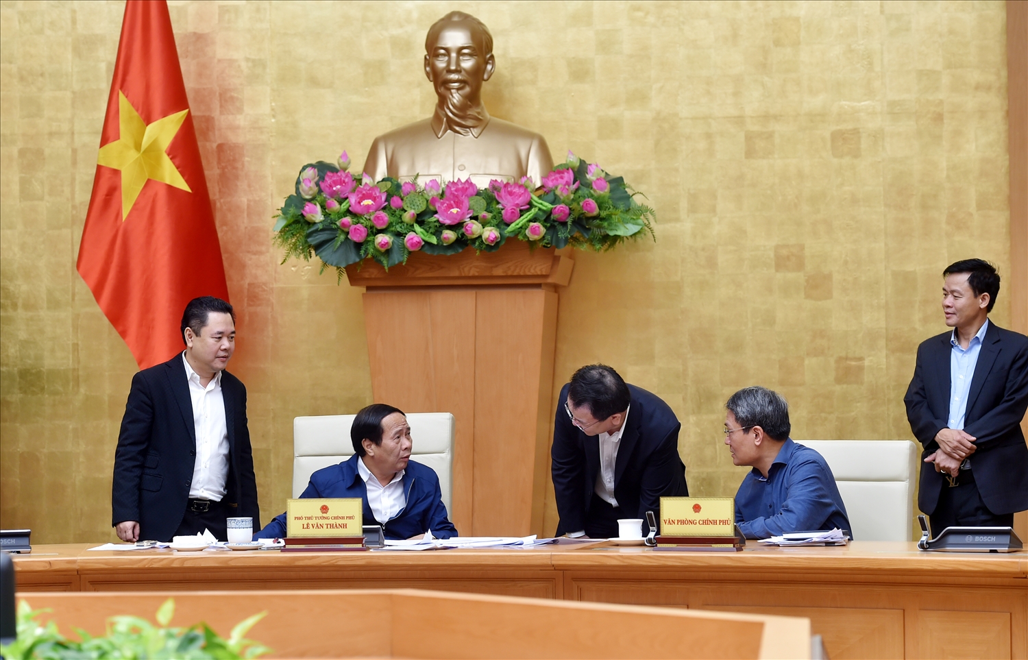 Phó Thủ tướng Lê Văn Thành trao đổi với lãnh đạo một số bộ, ngành sau khi kết thúc cuộc họp - Ảnh VGP/Đức Tuân