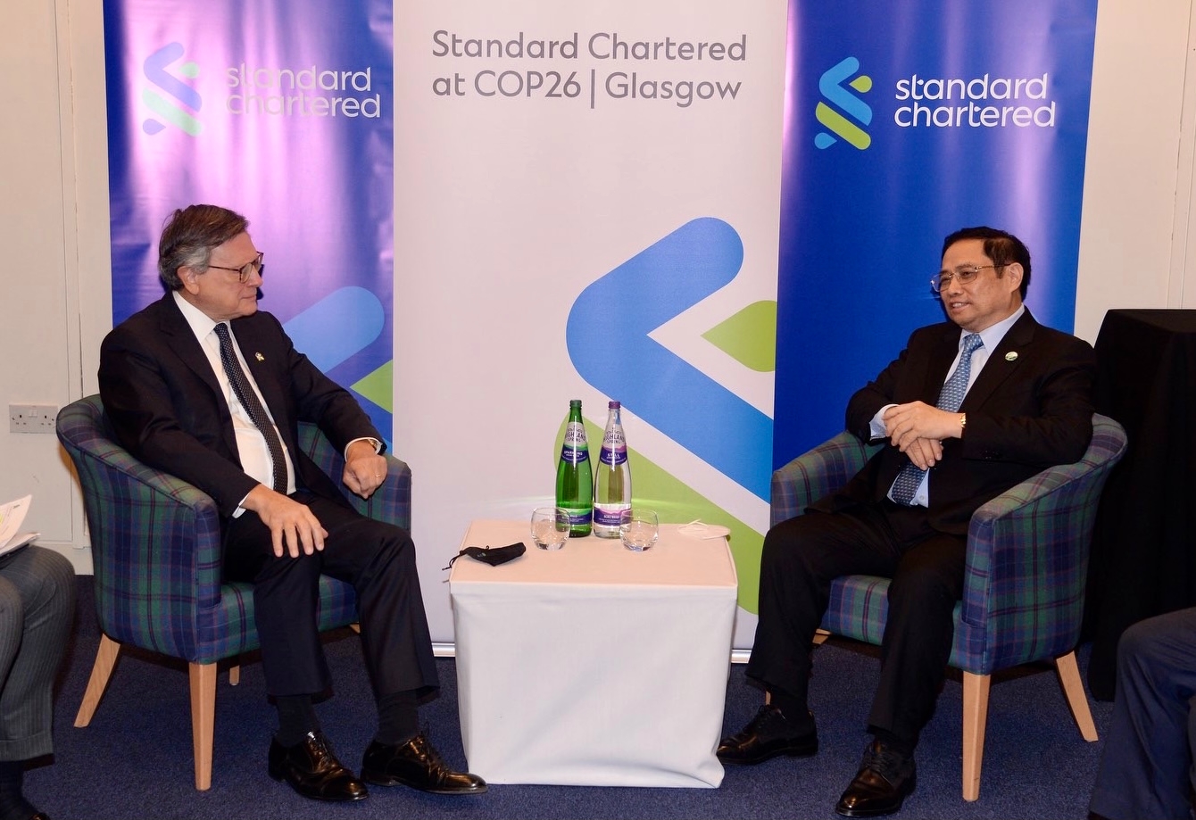 Thủ tướng Chính phủ Phạm Minh Chính và Chủ tịch Ngân hàng Standard Chartered - Ảnh: TTXVN