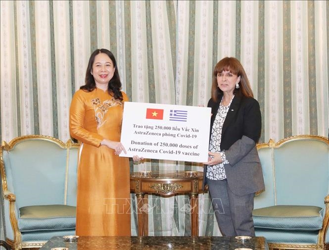 Tổng thống Hy Lạp Katerina Sakellaropoulou trao tặng Việt Nam 250.000 liều vaccine AstraZeneca phòng COVID-19. Ảnh: Phương Hoa/TTXVN