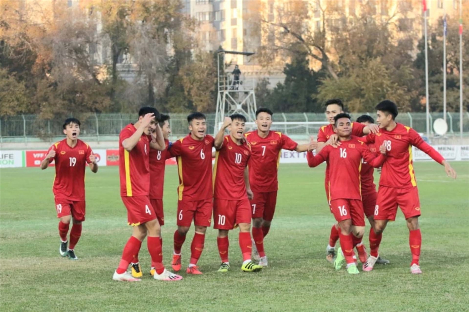 Tiền đạo Hồ Thanh Minh (số 16) mang về bàn thắng duy nhất của trận đấu. (Ảnh: VFF)