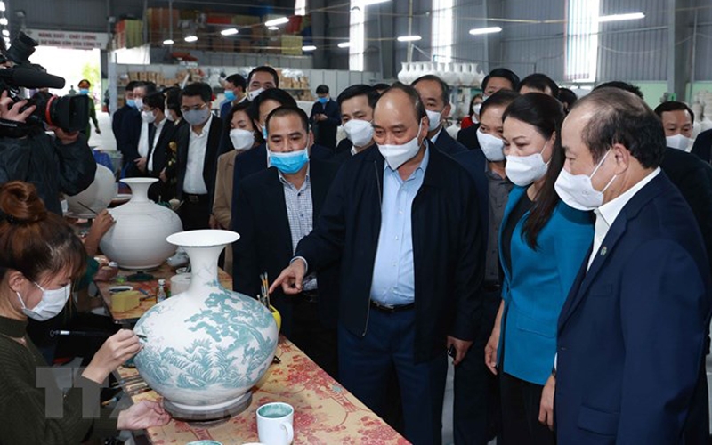 Chủ tịch nước Nguyễn Xuân Phúc thăm mô hình Hợp tác xã Bồ Bát, xã Yên Thành, huyện Yên Mô. (Ảnh: Thống Nhất/TTXVN)