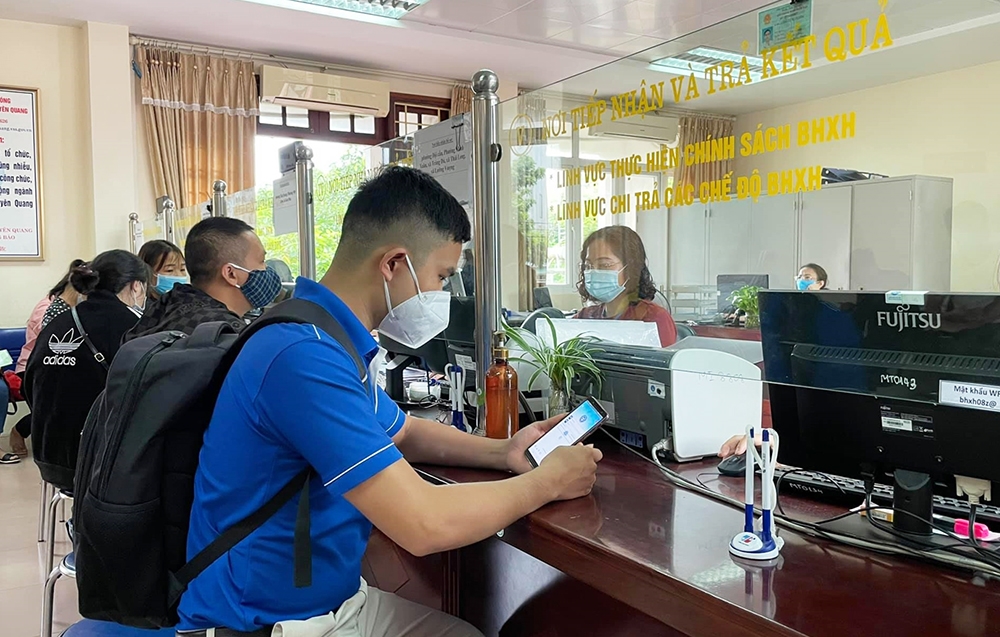 Người lao động đến làm thủ tục nhận hỗ trợ tại BHXH tỉnh Tuyên Quang. (Ảnh IT)