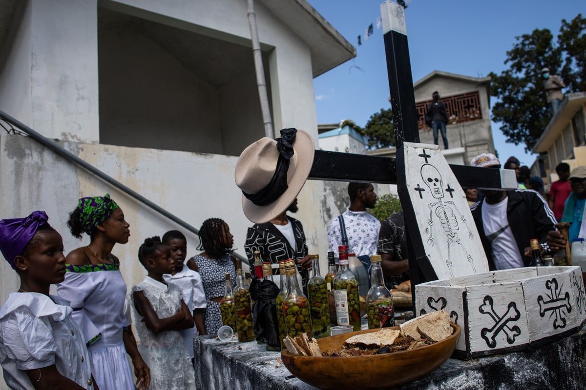 Những người theo đạo Voodoo, được gọi là Pitit Fey, đang tham dự một buổi lễ kỷ niệm Ngày của người chết tại nghĩa trang Meyotte ở Kay Gouye, ở Port-au-Prince (Haiti) Ảnh: REUTERS.