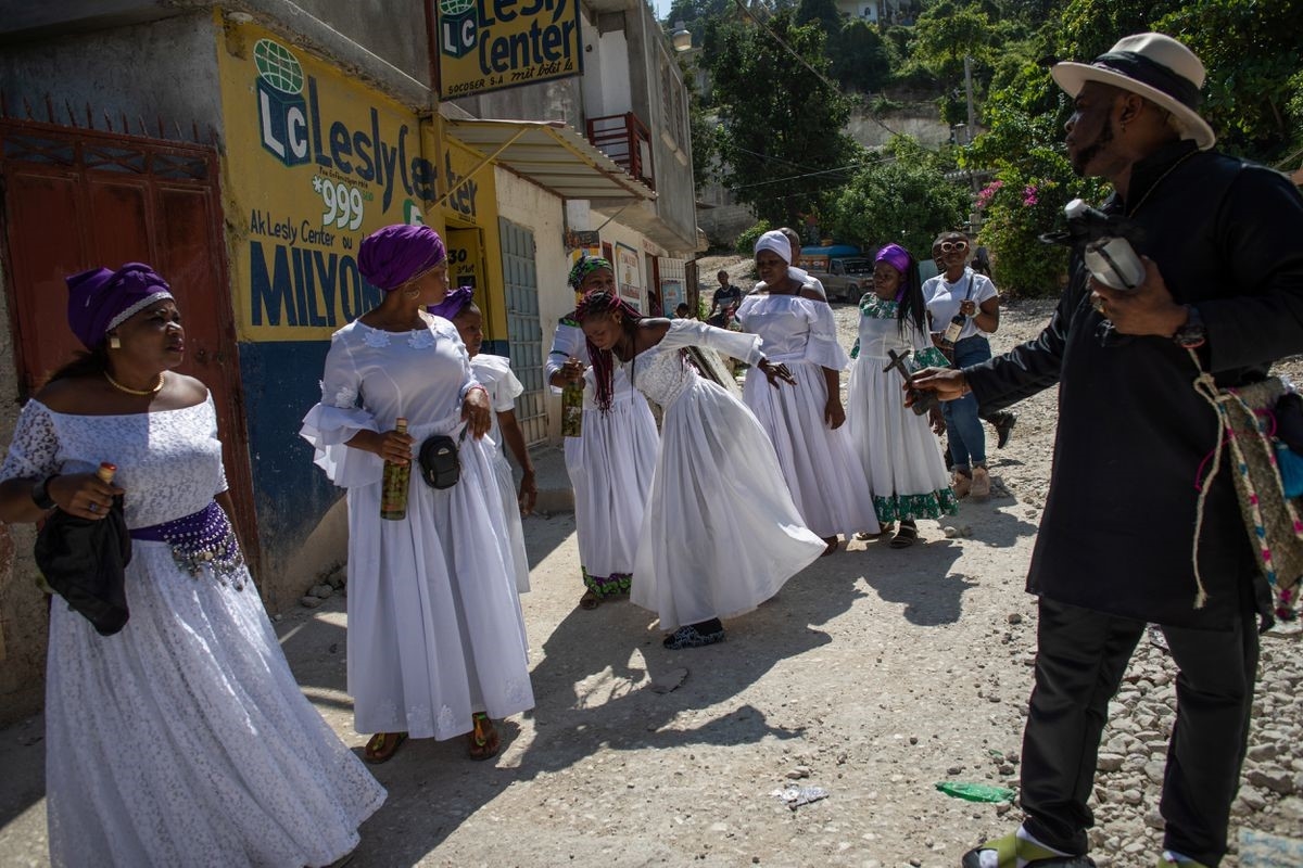 Người dân Haiti đi bộ đến nghĩa trang để tham dự lễ kỷ niệm Ngày của người chết ở Kay Kota, ở Port-au-Prince- Ảnh: REUTERS.