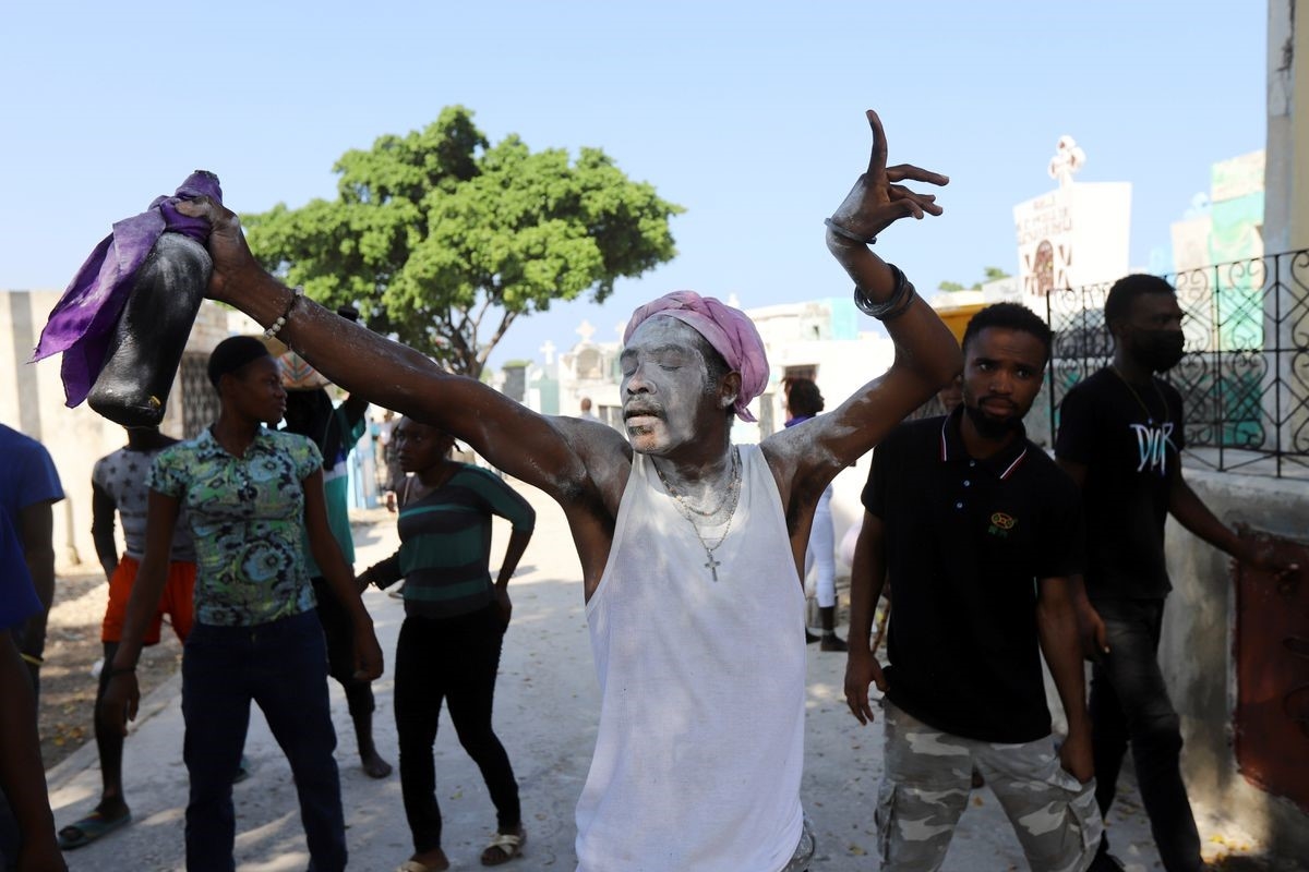 Người dân Haiti nhảy múa trong lễ hội Voodoo tại một nghĩa trang ở Port-au-Prince, Haiti (ngày 1/11/2021)- Ảnh: REUTERS