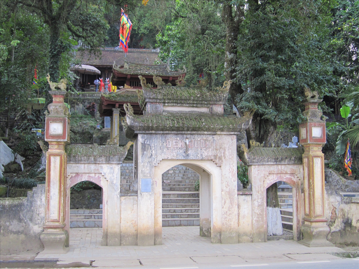 Tọa lạc trên ngọn núi thiêng là ngôi đền thờ danh tướng Dương Tự Minh