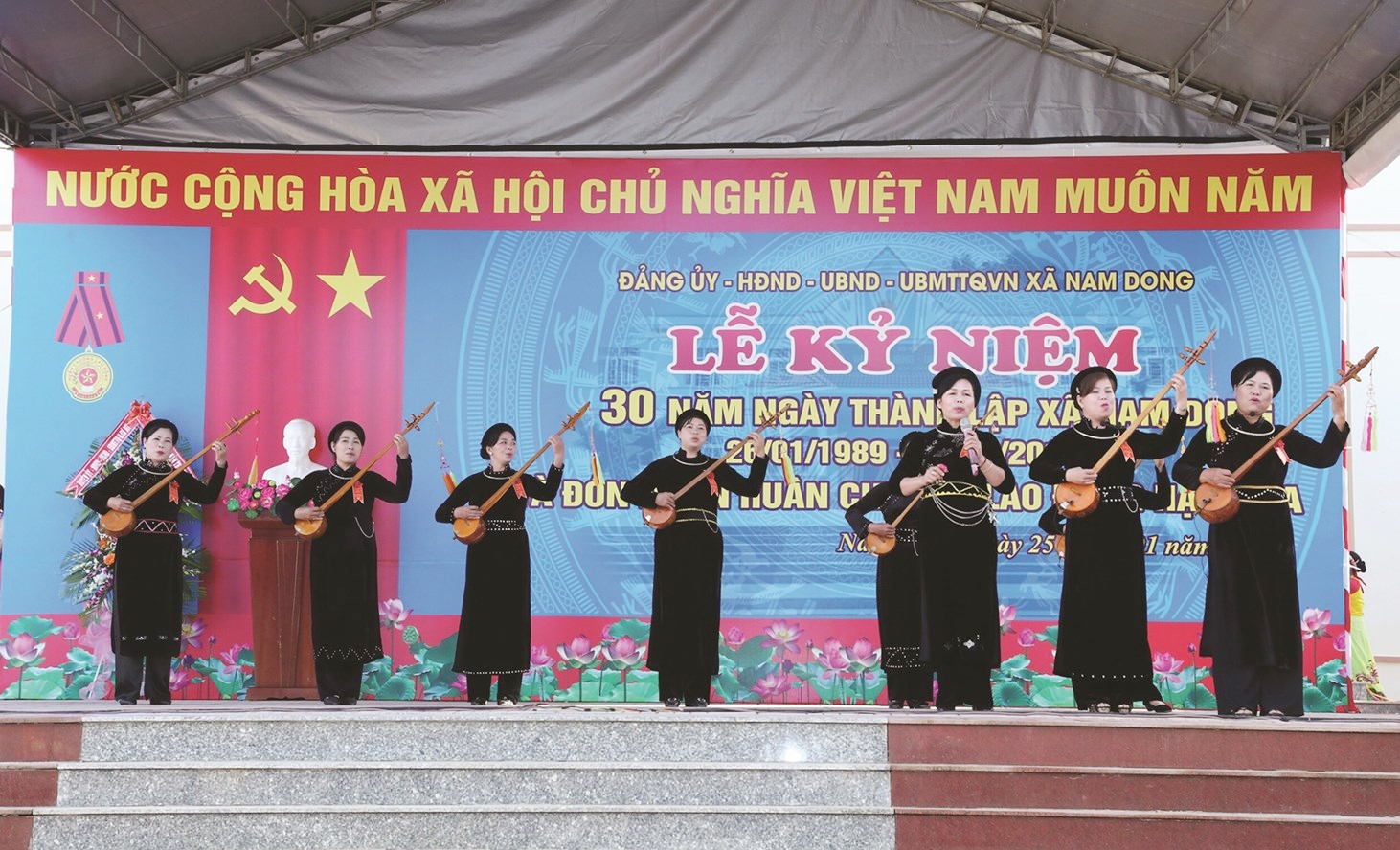 Câu lạc bộ đàn Tính, hát Then của ông Nông Thanh Hưu biểu diễn tại chương trình của huyện Cư Jút