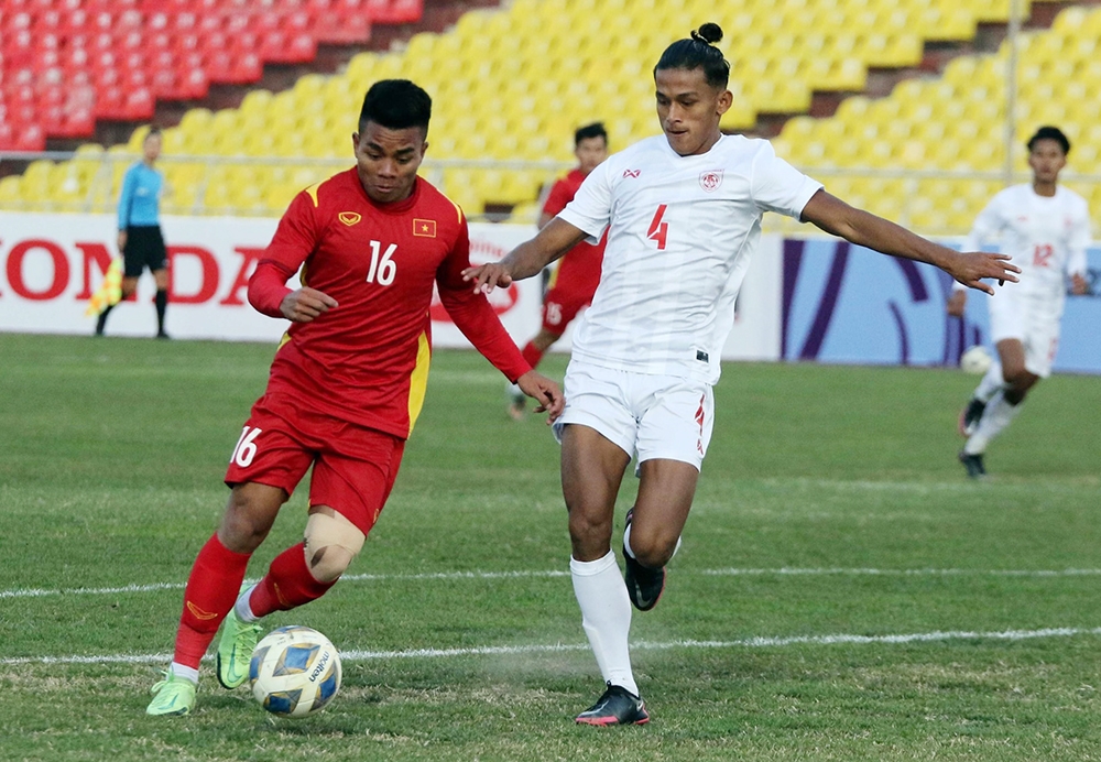 Hồ Thanh Minh (16) “qua mặt” cầu thủ đội bạn, đi bóng tấn công trong trận đấu với U23 Myanmar