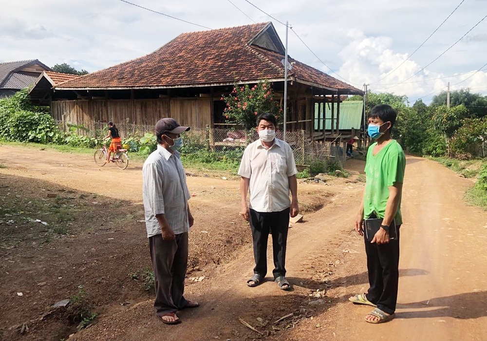 Ban tự quản thôn ở tỉnh Đắk Nông đến tìm hiểu về nhu cầu việc làm của người dân