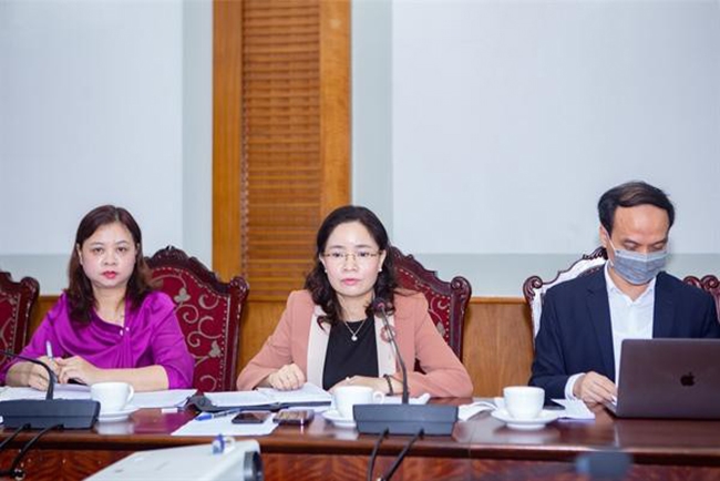Thứ trưởng Bộ VHTT&DL Trịnh Thị Thủy (giữa) phát biểu tại buổi làm việc