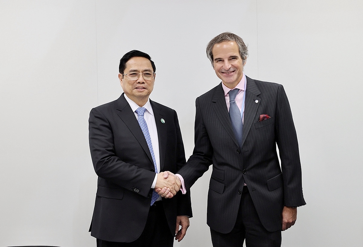 Thủ tướng Phạm Minh Chính và Tổng Giám đốc Cơ quan Năng lượng Nguyên tử Quốc tế (IAEA), ông Rafael Grossi - Ảnh: TTXVN