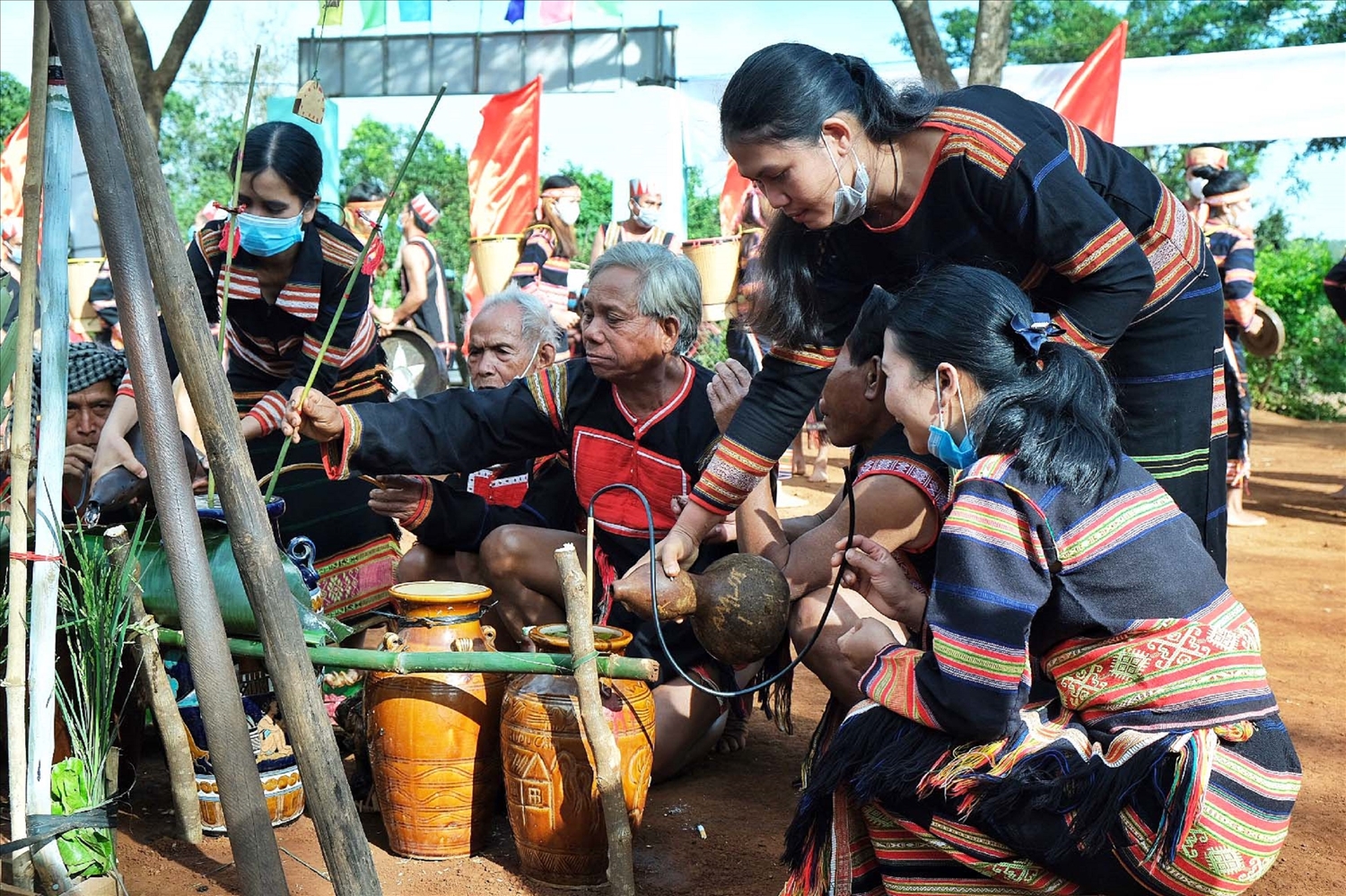 Dân làng cùng tập trung đông đủ để cùng già làng tiến hành các nghi thức Lễ mừng lúa mới