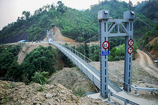 Cầu treo dân sinh ở xã Hồng Kim đưa vào sử dụng giúp đồng bào các dân tộc đi lại, giao thương thuận lợi