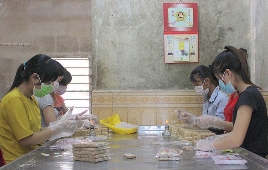 Sản xuất bánh kẹo truyền thống ở xã Triệu Trung, huyện Triệu Phong 