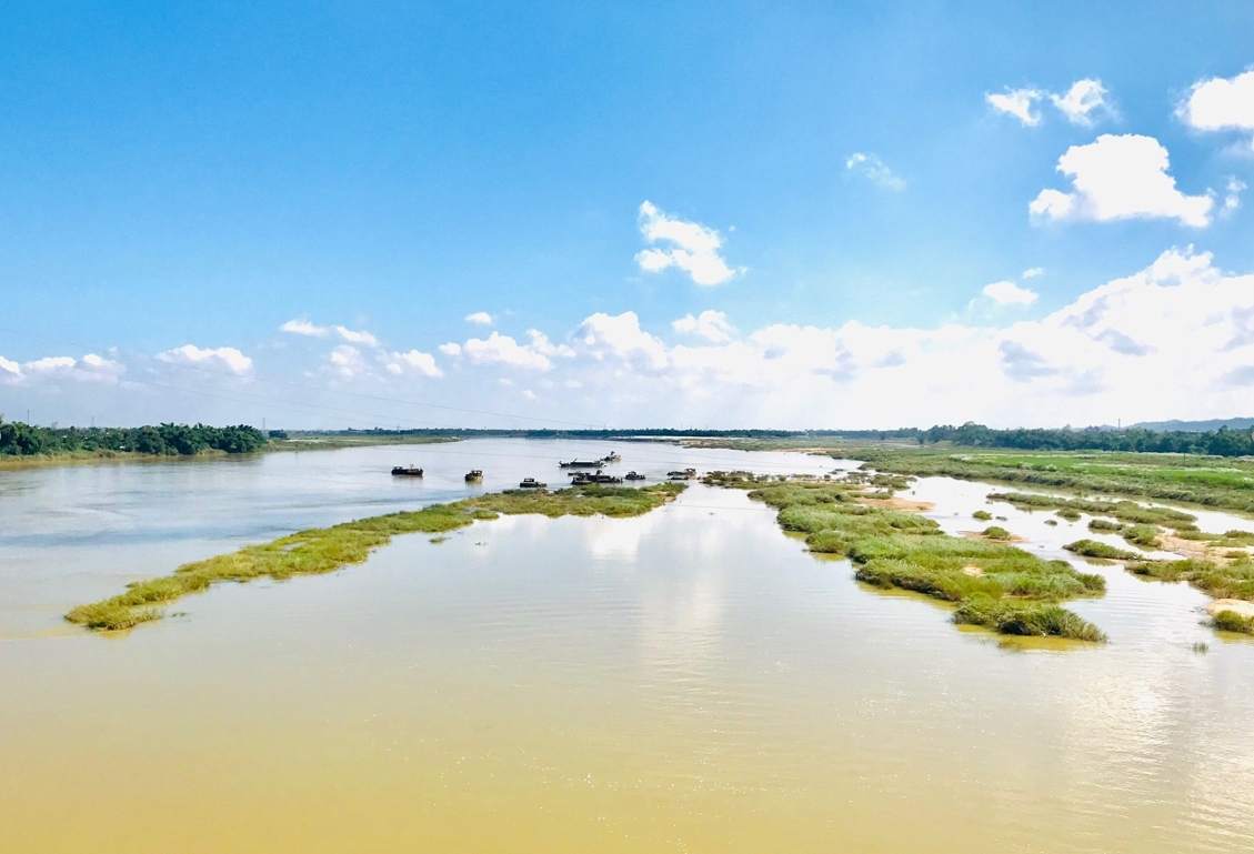 Hệ thống cồn bãi trên sông Thu Bồn cũng chịu tác động mạnh của diễn biến xói lở