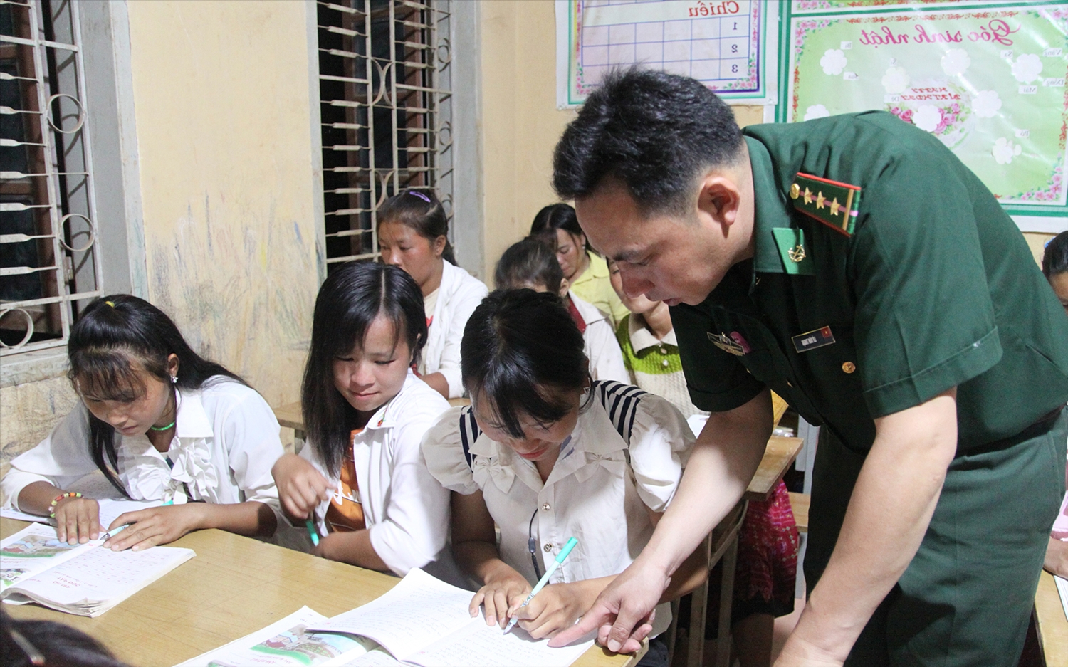 Lớp học xóa mù chữ tại bản Huổi Pá, xã Mường Lạn, huyện Sốp Cộp.