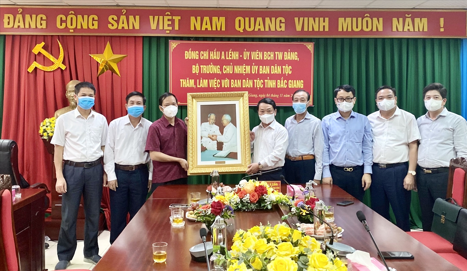 Bộ trưởng, Chủ nhiệm UBDT Hầu A Lềnh tặng quà Ban Dân tộc tỉnh Bắc Giang 