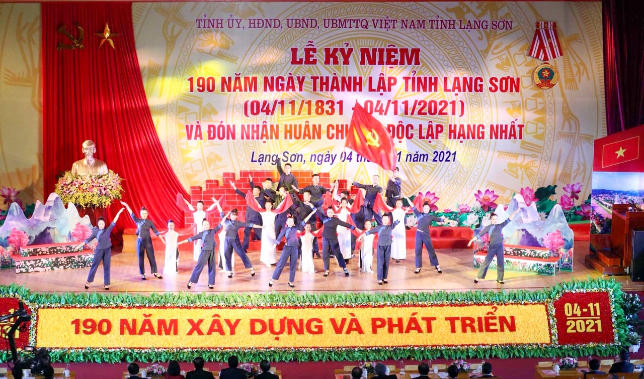 Văn nghệ chào mừng Lễ kỷ niệm 190 năm thành lập tỉnh Lạng Sơn