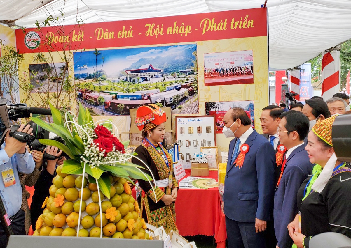 Hình ảnh Chủ tịch nước Nguyễn Xuân Phúc và các đại biểu tham quan Triển lãm thành tựu kinh tế-xã hội tỉnh Lạng Sơn năm 2021