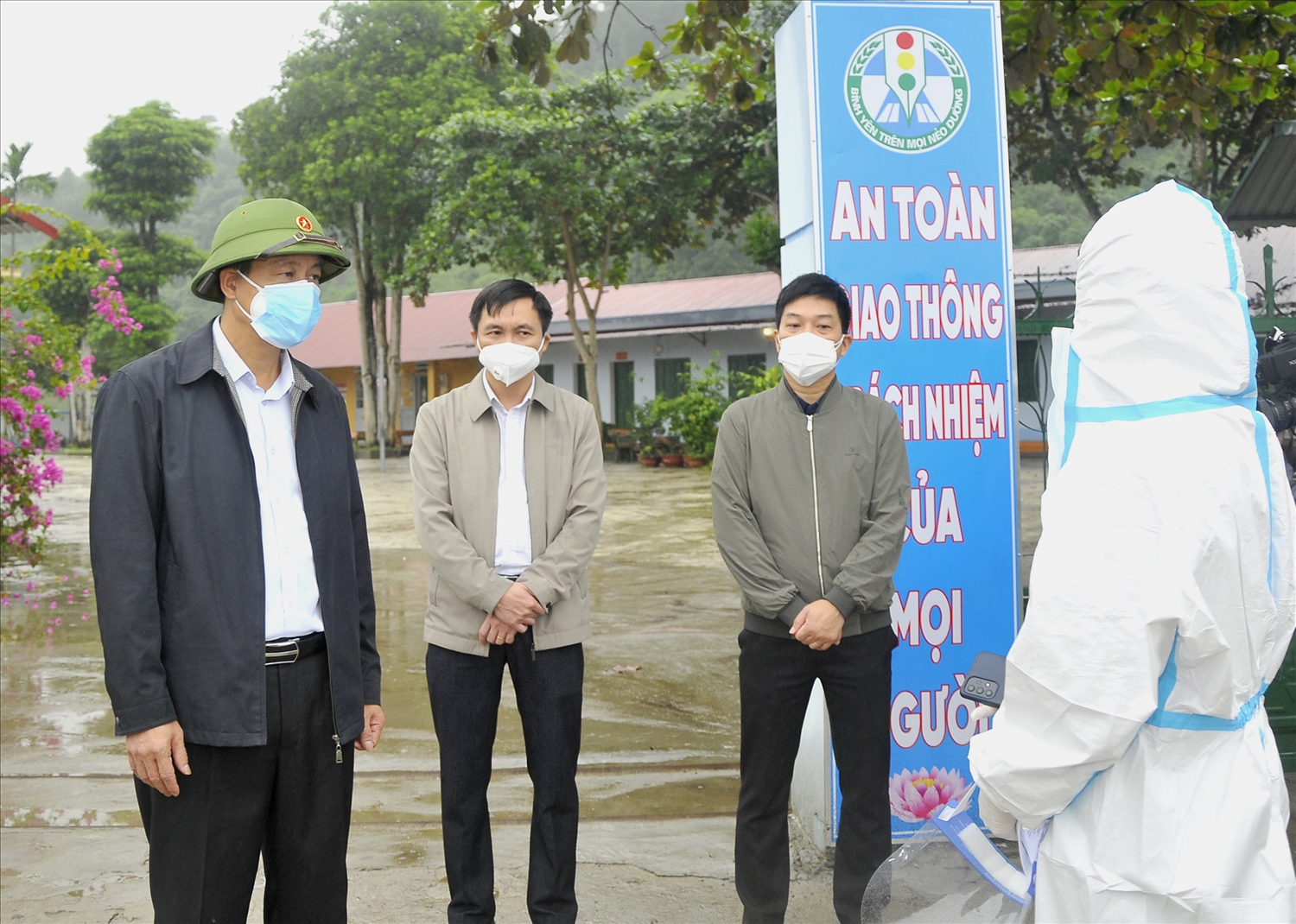 Chủ tịch UBND tỉnh Hà Giang Nguyễn Văn Sơn (người đội mũ) kiểm tra khu cách ly các đối tượng F0 tại Trường Phổ thông Dân tộc bán trú Tiểu học xã Thuận Hòa
