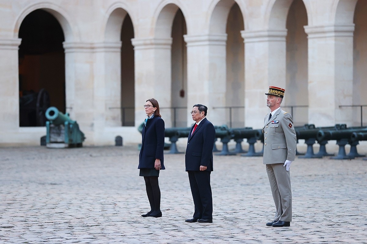 Bộ trưởng Bộ Chuyển đổi và Hành chính Công Pháp Amelie de Montchallin (ngoài cùng bên trái) chủ trì lễ đón chính thức Thủ tướng Phạm Minh Chính. Ảnh: TTXVN