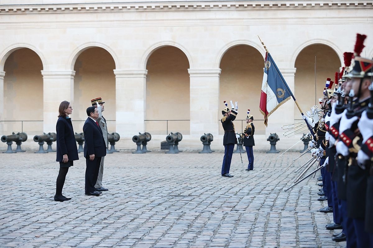 Lễ đón chính thức Thủ tướng Chính phủ Phạm Minh Chính cùng Đoàn đại biểu cấp Việt Nam thăm chính thức Cộng hòa Pháp được tổ chức trang nghiêm, trọng thể tại Điện Invalides ở Thủ đô Paris. Ảnh: TTXVN