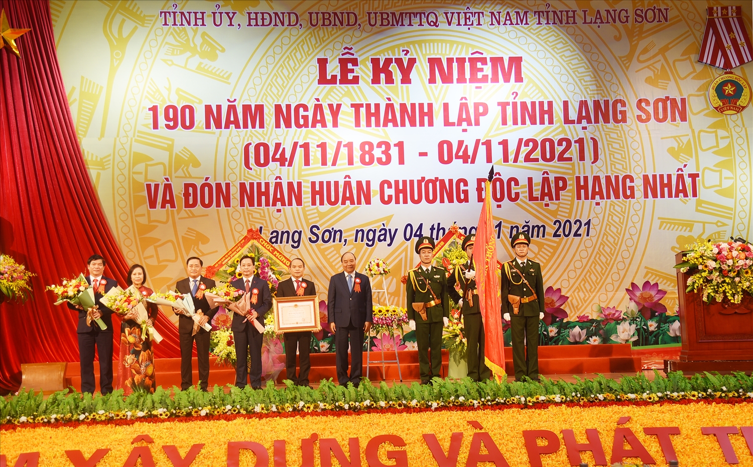 Chủ tịch nước Nguyễn Xuân Phúc trao tặng Huân chương Độc lập hạng Nhất cho Đảng bộ, chính quyền và nhân dân các dân tộc tỉnh Lạng Sơn 