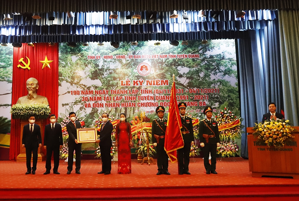 Thường trực Ban Bí thư Võ Văn Thưởng trao tặng Huân chương Độc lập Hạng Ba cho tỉnh Tuyên Quang