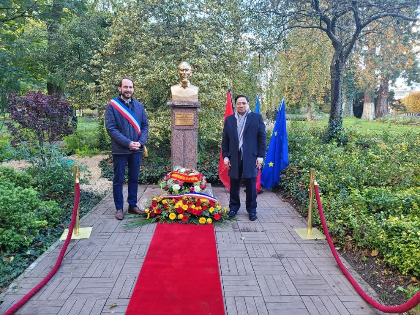 Thủ tướng Chính phủ Phạm Minh Chính cùng Thị trưởng Patrice Bessac đặt vòng hoa trước tượng Bác Hồ. Ảnh: TTXVN