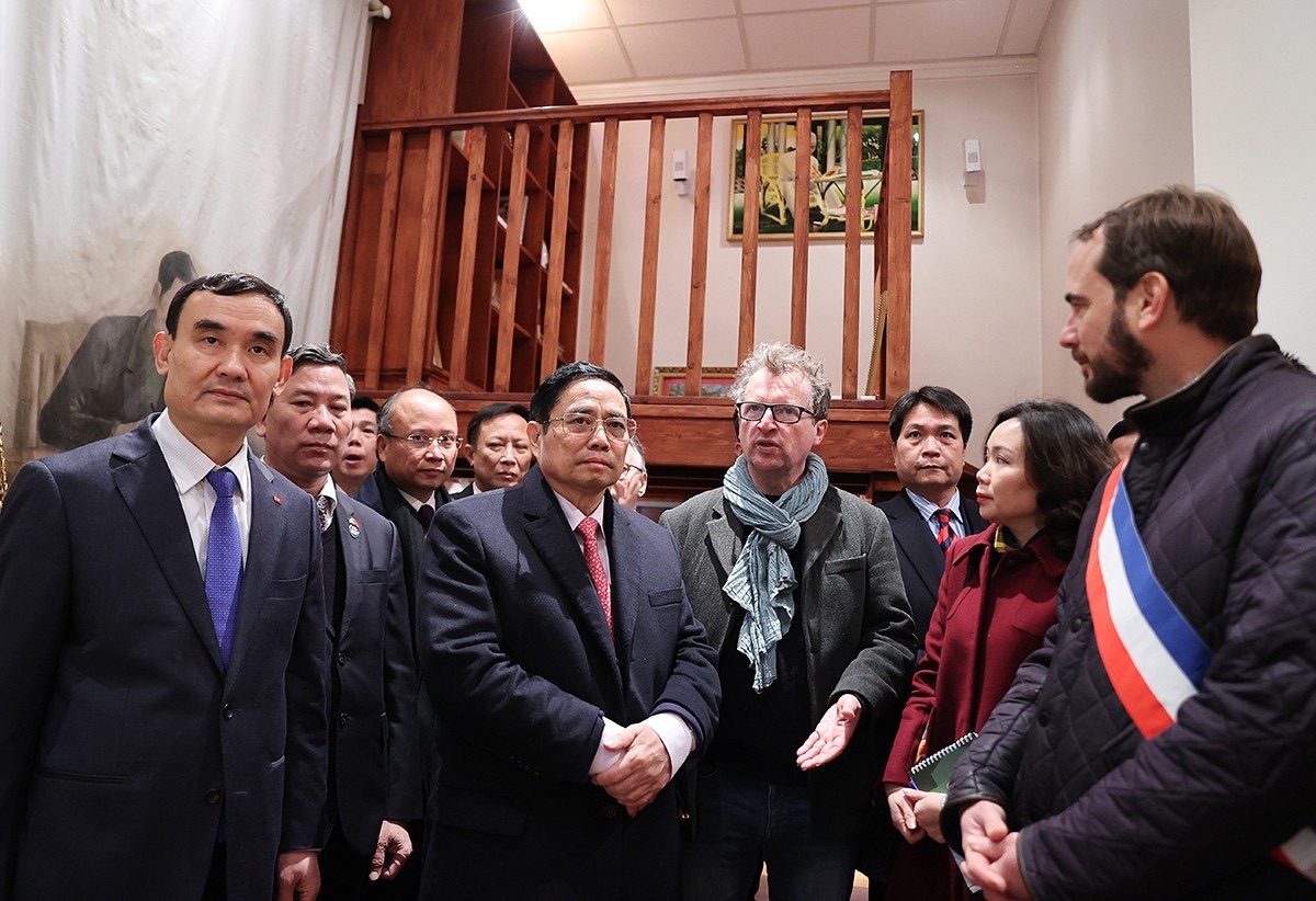 Thủ tướng Chính phủ Phạm Minh Chính cùng đoàn đại biểu Việt Nam đã đi thăm không gian Hồ Chí Minh đặt trong Bảo tàng Lịch sử sống của thành phố Montreuil. Ảnh: TTXVN