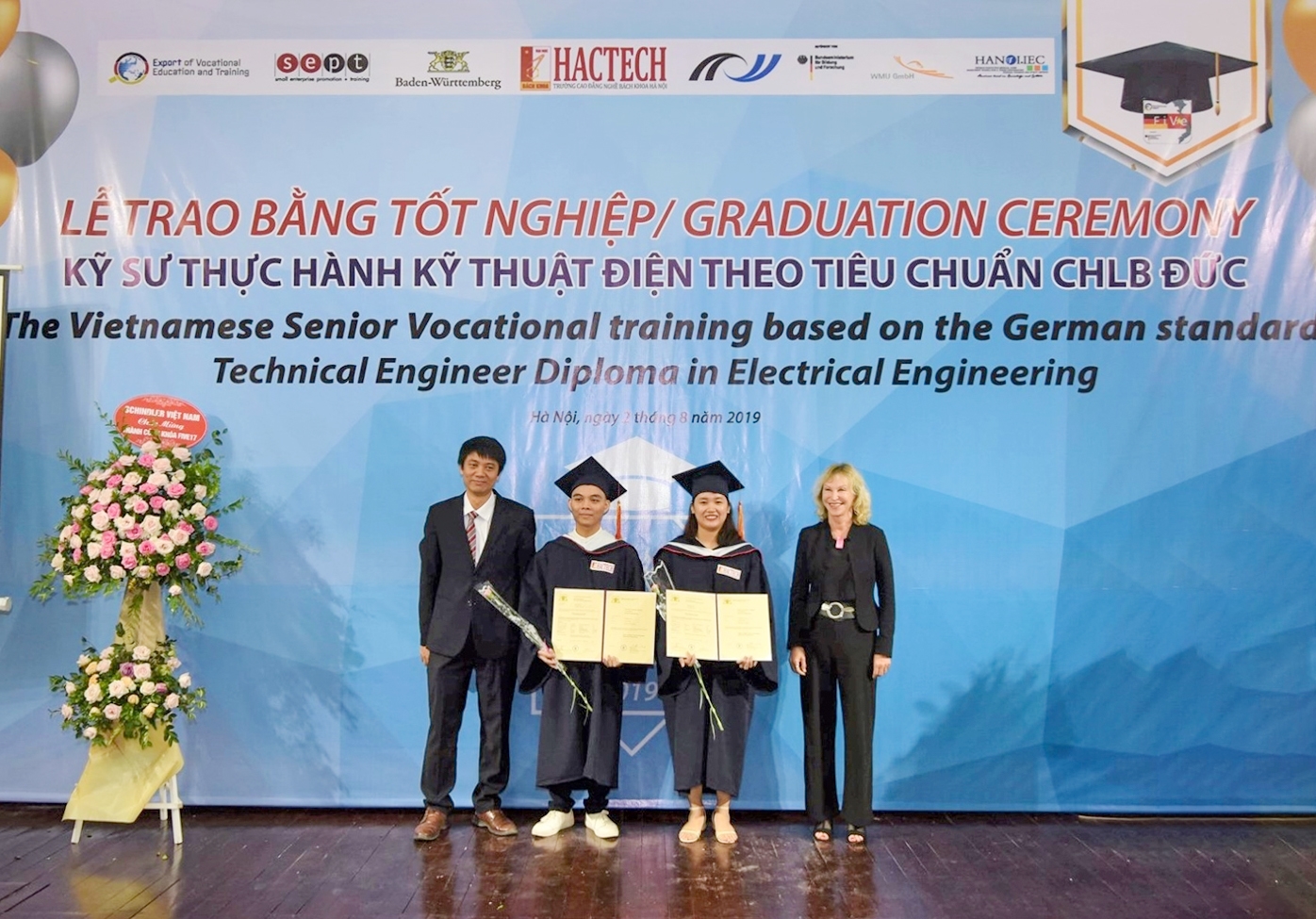 La Quang Vũ (thứ hai từ trái sang phải) nhận bằng tốt nghiệp FiVe