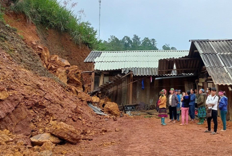  Khoảng 30m3 đất đá bên taluy dương sạt lở, vùi lấp một phần căn nhà gỗ của gia đình anh Hoàng Văn Giàng.
