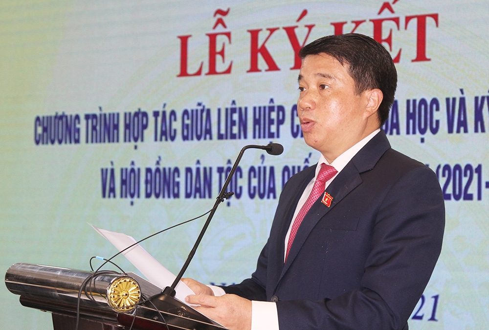 Chủ tịch Hội đồng Dân tộc Y Thanh Hà Niê Kđăm phát biểu tại Hội thảo