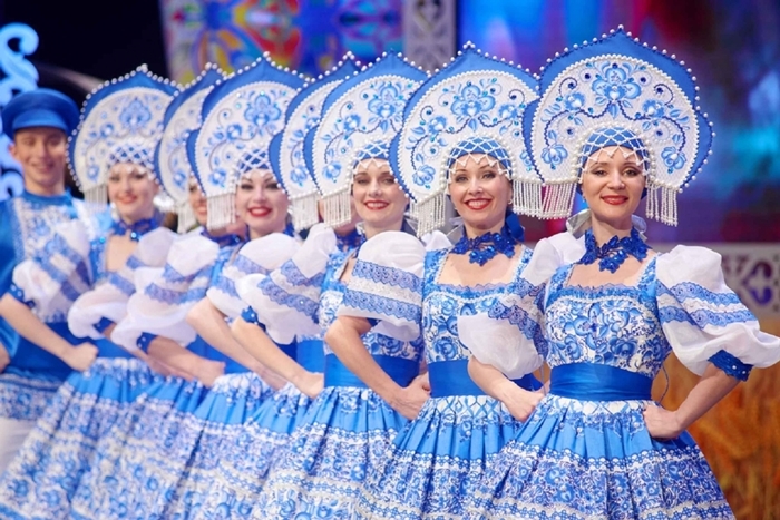 Những cô gái Nga với những bộ trang phục truyền thống