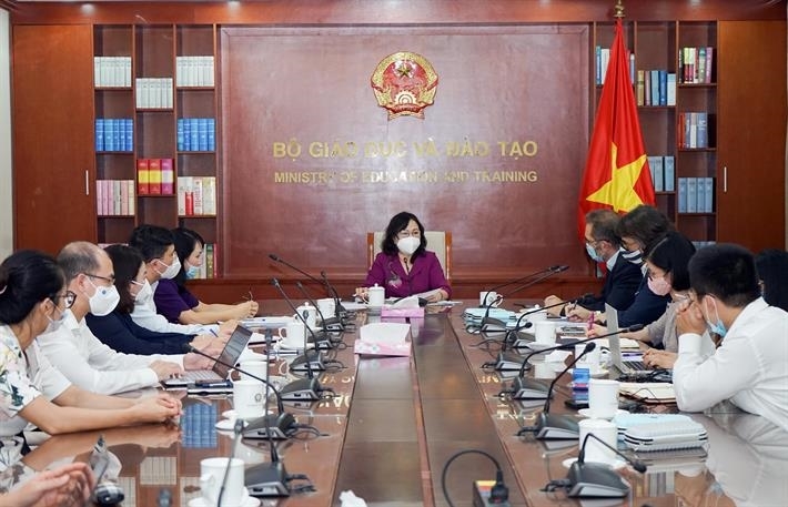 Thứ trưởng Bộ GD&ĐT Ngô Thị Minh chủ trì cuộc làm việc với Phái đoàn của Ngân hàng Thế giới về Chính sách giáo dục dân tộc. Ảnh: TT 