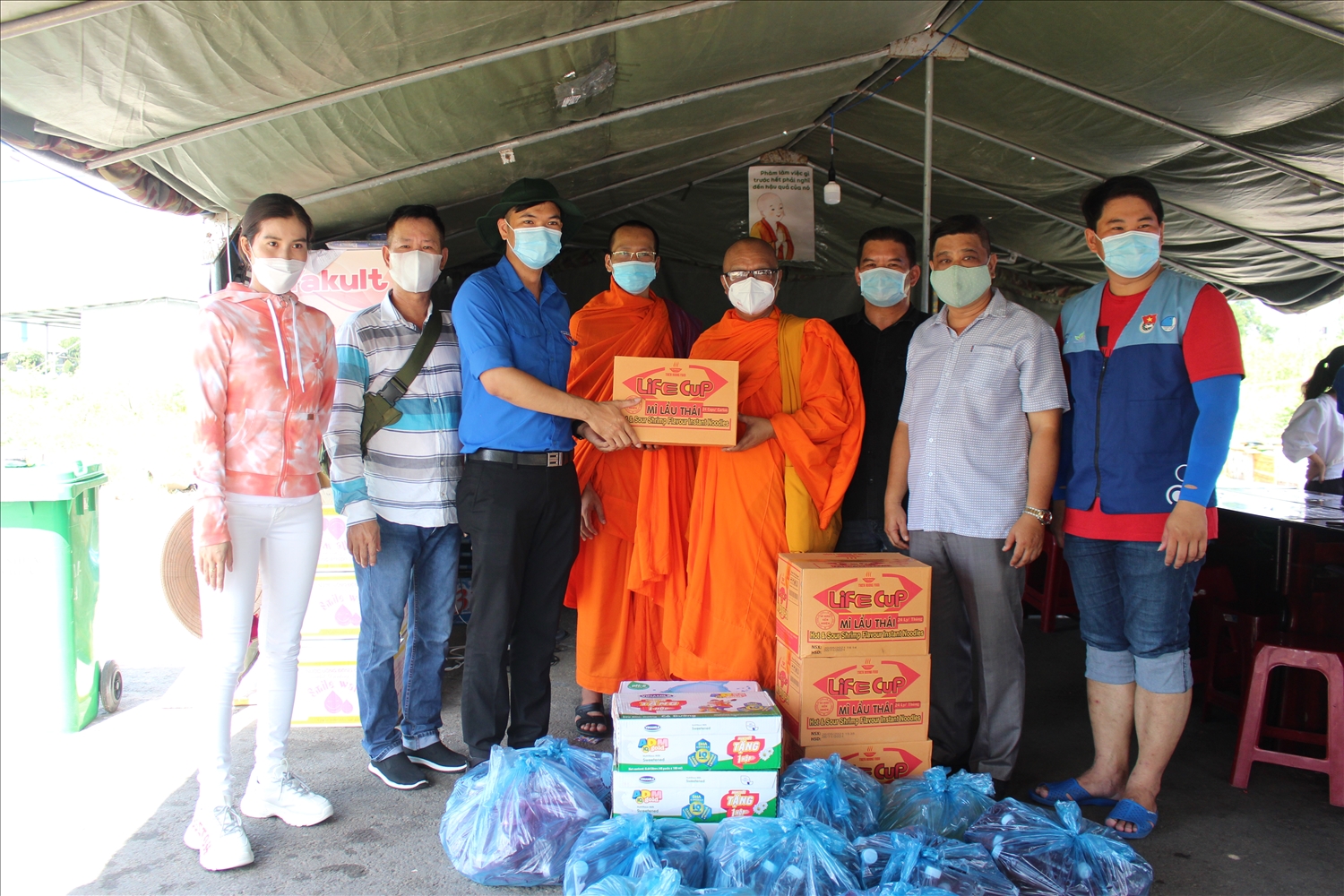 Giáo hội Phật giáo Việt Nam quận Ninh kiều trao quà đến lực lượng tham gia phòng chống dịch trên địa bàn quận