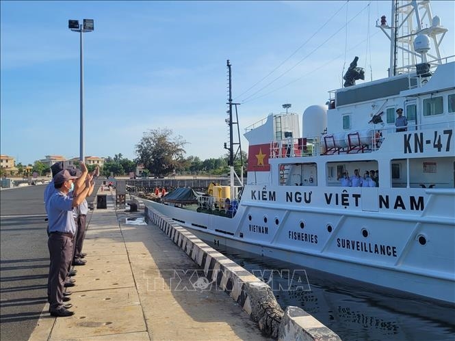 Tàu KN475 rời cảng lên đường chở y, bác sĩ cùng các trang, thiết bị y tế thực hiện nhiệm vụ tiêm vaccine phòng COVID-19 tại huyện đảo Trường Sa. Ảnh: TTXVN