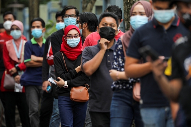 Khoảng 97,8% dân số trưởng thành tại Malaysia đã được tiêm ít nhất 1 mũi vaccine ngừa COVID-19 (Ảnh: Reuters)