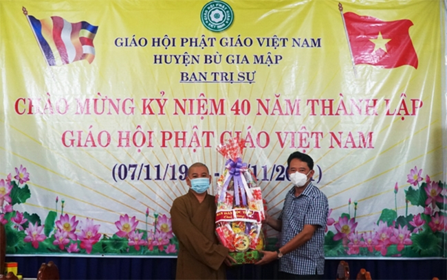 Ông LýTrọng Nhân, Trưởng Ban Dân tộc chúc mừng và trao quà tập thể Ban Trị sự Phật giáo huyện Bù Gia Mập